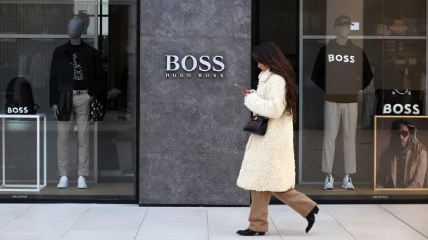 Посетитель у закрытого магазина Hugo Boss в ТЦ в Москве (Фото Вячеслава Прокофьева/ТАСС)