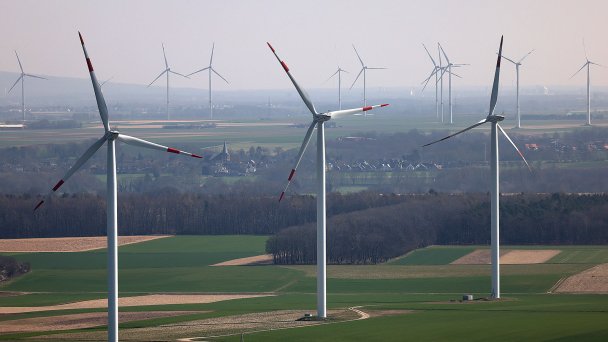 Ветряные турбины близ Хайнсберга в Германии (Фото Oliver Berg/dpa/ТАСС)