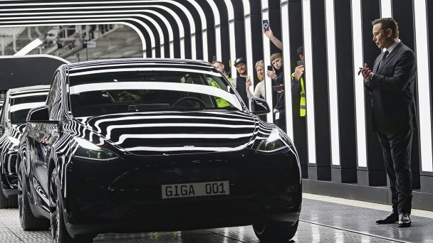 Глава Tesla Илон Маск на церемонии открытия завода по производству электромобилей в Германии 22 марта 2022 года (Фото AP / TASS)