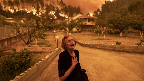 Лесные пожары на острове Эвбея, Греция (Фото Konstantinos Tsakalidis, Greece, for Bloomberg News)