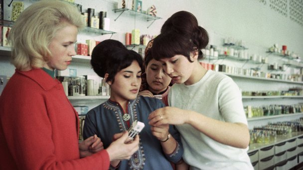 В СССР большинство косметических средств продавалось в аптеках по рецептам врачей (Фото Ю.Багрянского/РИА Новости)
