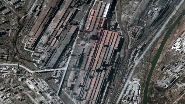 Здания на территории металлургического комбината "Азовсталь". (Фото Satellite image/ 2022 Maxar Technologies)