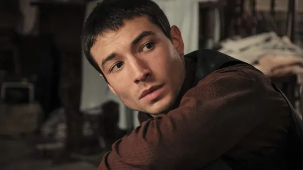 Эзра Миллер в фильме «Фантастические твари: Преступления Грин-де-Вальда»