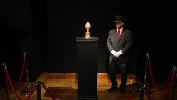 «Яйцо Ротшильда» 1902 года фирмы Карла Фаберже на предаукционной выставке Christie’s в Лондоне в октябре 2007 года. Эстимейт лота — £6–9 млн. Яйцо ушло с молотка за £8 980 500. (Фото Getty Images)
