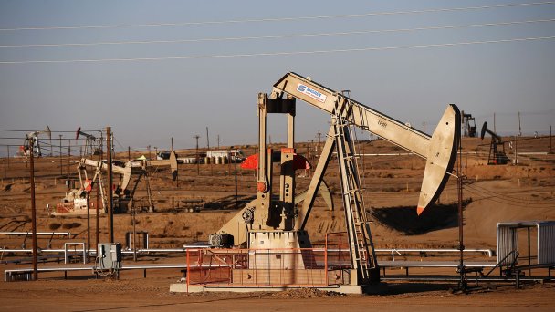 Нефтяное месторождение в Калифорнии. (Фото Lucy Nicholson / Reuters)