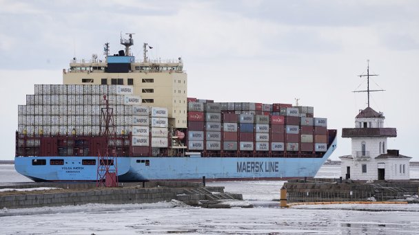Контейнеровоз Volga Maersk проходит мимо города Кронштадт, 4 апреля 2022 года. (Фото AP)(Фото AP / TASS)