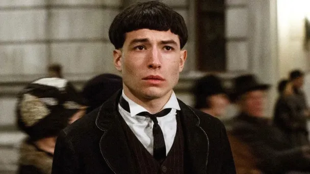 Эзра Миллер в фильме «Фантастические твари и где они обитают»