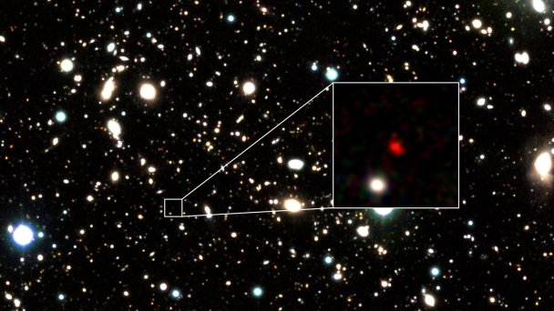Самая далекая галактика, из когда-либо открытых астрономами, под названием HD1 -- объект красного цвета в центре увеличенного изображения. (Фото Harikane et al.)