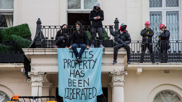 Активисты в особняке Олега Дерипаски в Лондоне (Фото Thabo Jaiyesimi / SOPA Images / LightRocket via Getty Images)