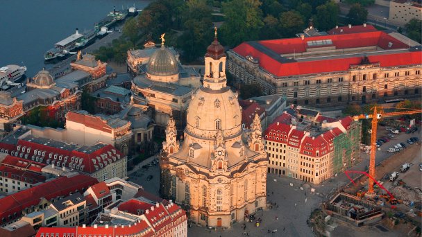 Восстановленная церковь Фрауенкирхе в Дрездене. Больше 50 лет после войны она стояла в руинах. (Фото Ronald Bonss / Getty Images)