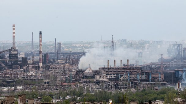 Вид на металлургический комбинат «Азовсталь» в Мариуполе. (Фото AP / TASS)