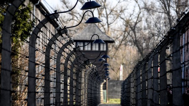 Сторожевая башня и заборы из колючей проволоки бывшего немецкого концентрационного лагеря Освенцим. (Фото Britta Pedersen / picture alliance via Getty Images)