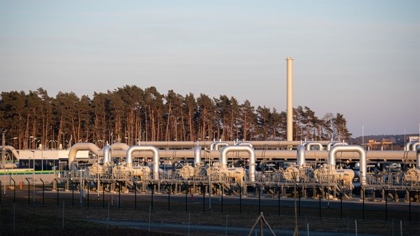 Вид на трубопроводные системы и запорные устройства на газоприемной станции газопровода «Северный поток — 2» по Балтийскому морю.  (Фото Daniel Reinhardt / picture alliance via Getty Images)