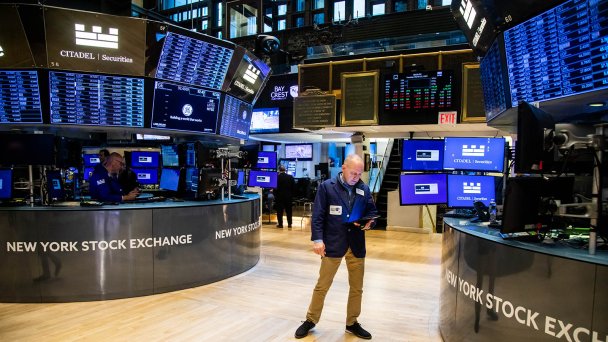 Трейдер на площадке Нью-Йоркской фондовой биржи (Фото Michael Nagle / Bloomberg via Getty Images)