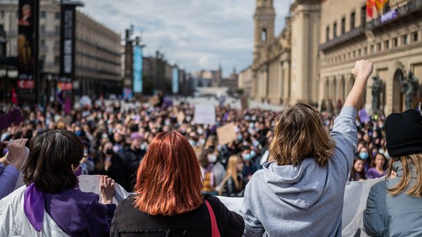 Тысячи женщин выступают за права женщин на площади в Сарагосе, в Испании, 8 марта 2022 года (Фото Nano Calvo / VW Pics / Universal Images Group via Getty Images)