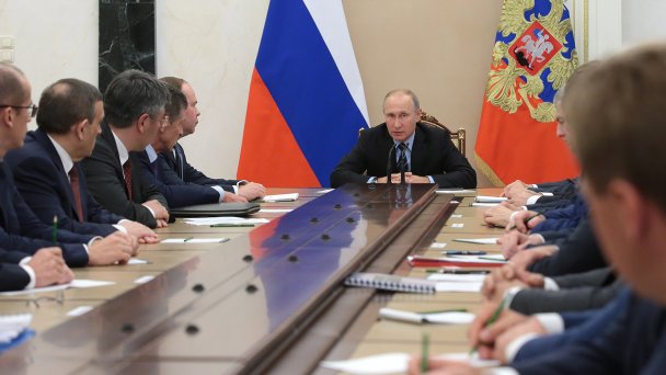 Владимир Путин во время встречи с главами регионов в Кремле (Фото Михаила Метцеля / ТАСС)