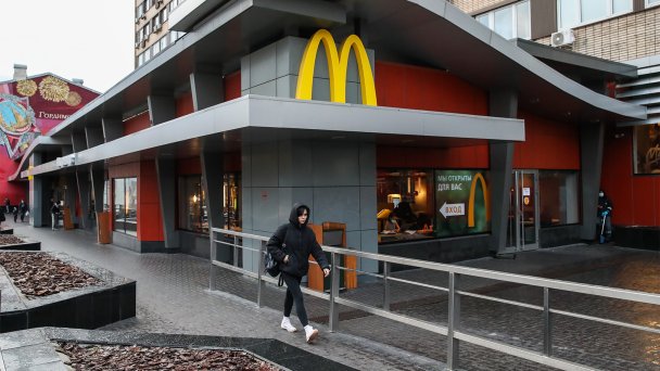 McDonald's  в районе станции метро «Пушкинская (Фото Вячеслава Прокофьева / ТАСС)
