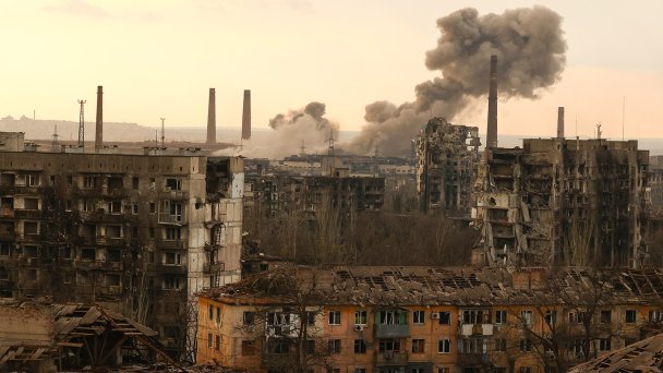 Мариуполь. Дым над заводом «Азовсталь». 22 апреля 2022 года (Фото Петра Ковалева / ТАСС)