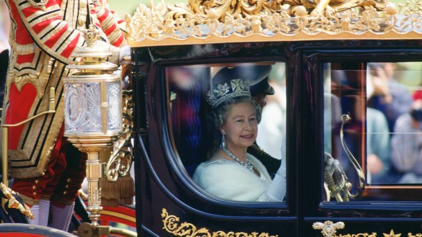 Королева Елизавета II в государственной карете (Фото Tim Graham Photo Library via Getty Images)
