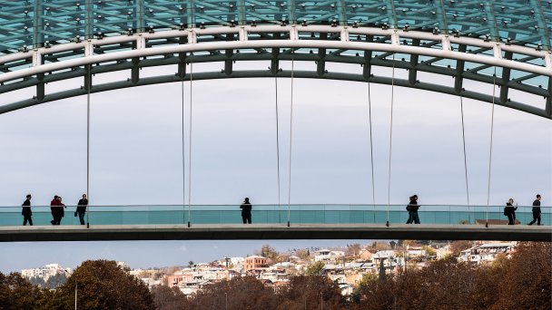 Мост Мира в Старом Тбилиси (Фото Михаила Джапаридзе / ТАСС)