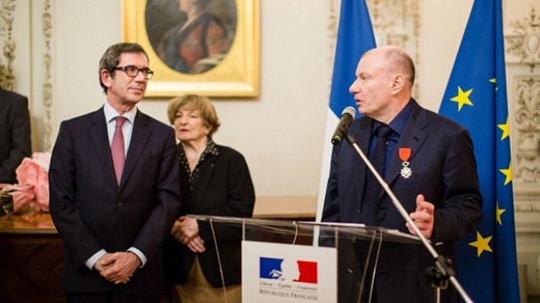 Владимир Потанин во время церемонии присвоения ему степени офицера французского национального ордена Почетного легиона в резиденции посла Франции в РФ  в 2017 году. (Фото «Интеррос»)