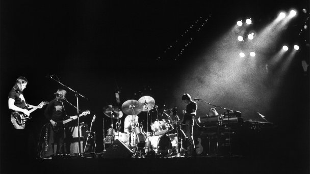 Pink Floyd выступают на сцене во время европейского тура группы в Роттердаме, 19 февраля 1977 года (Фото Rob Verhorst / Redferns)