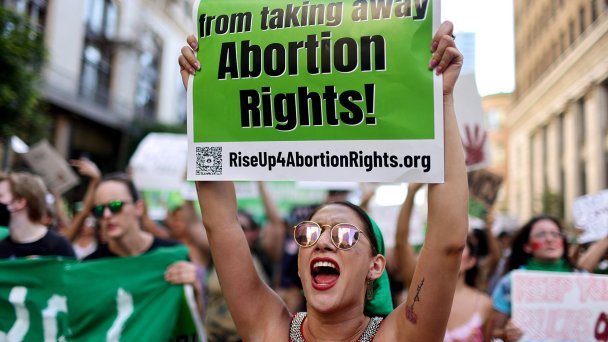 Сторонники права на аборт протестуют против отмены решения по делу «Роу против Уэйда». Лос-Анджелес, Калифорния (Фото Mario Tama / Getty Images)