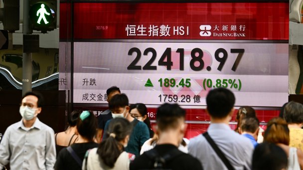 Индекс Hang Seng Tech на экранах 28 июня 2022 года в Гонконге, Китай. (Фото Li Zhihua / China News Service via Getty Images)