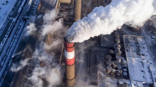 Вид на дымящие трубы в Хабаровске. (Фото Александра Фроленока / ТАСС)
