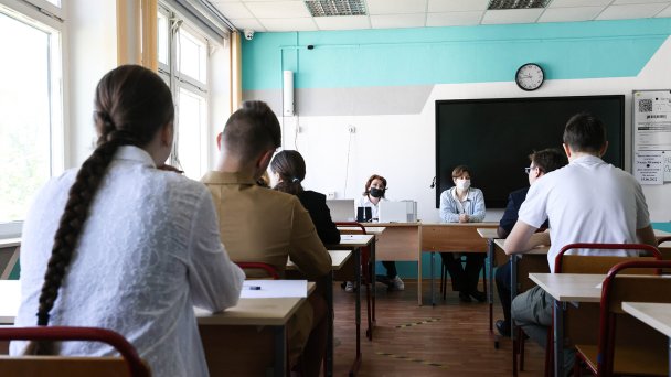 Школьники перед началом проведения ЕГЭ по русскому языку в школе №950. (Фото Артема Геодакяна / ТАСС)