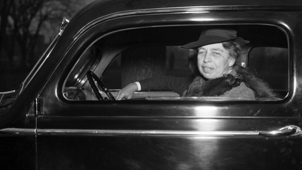Первая леди Элеонора Рузвельт в автомобиле (Фото Getty Images)