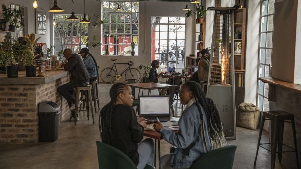 Фрилансеры в кафе в центральном деловом районе (CBD) Йоханнесбурга, Южная Африка. (Фото Guillem Sartorio / Bloomberg via Getty Images)