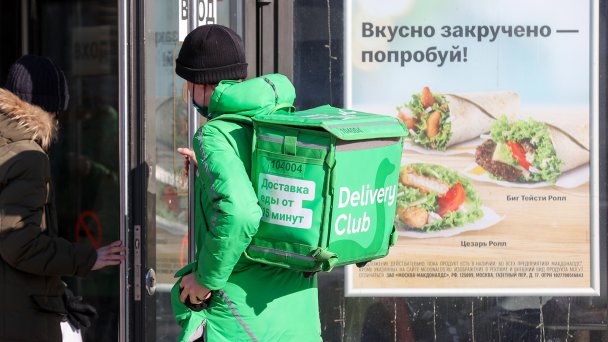 Курьер сервиса доставки Delivery club. (Фото Кирилла Кухмаря / ТАСС)