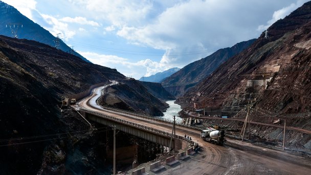 Таджикистан. Строящаяся Рогунская гидроэлектростанция на реке Вахш. (Фото Нозима Каландарова / ТАСС)