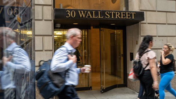 У здания Нью-Йоркской фондовой биржи (Фото  Spencer Platt / Getty Images)