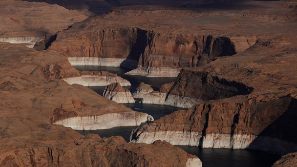 Cкалистые берега озера Пауэлл в период засухи (Фото Justin Sullivan / Getty Images)