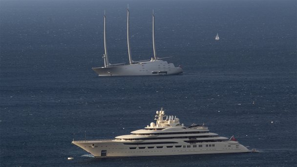 Суперъяхта Dilbar (на первом плане) и парусная яхта Sailing Yacht A (Фото Emanuele Perrone / Getty Images)
