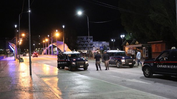 Жандармы и силы безопасности блокируют дорогу в качестве мер безопасности, принятых вокруг города Митровицы в Косово, в то время как сирены воздушной тревоги слышны недалеко от границы с Сербией. 31 июля 2022 года. (Фото Erkin KeÃ§i / Anadolu Agency via Getty Images)