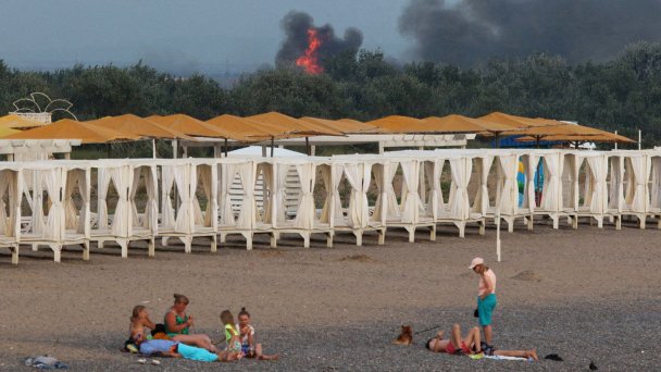 Взрывы на российской военной авиабазе в Новофедоровке. 9 августа 2022 года. (Фото Stringer / Reuters)
