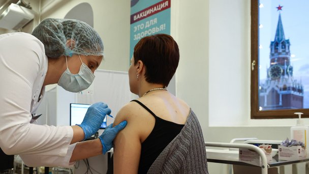 Пункт вакцинации от COVID-19 в ГУМе (Фото Валерия Шарифулина / ТАСС)