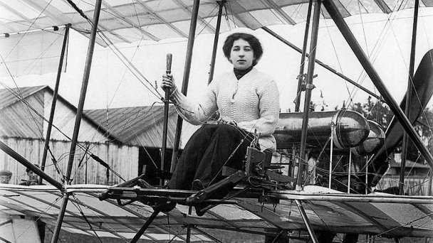 Лидия Зверева перед полетом на биплане Фарман IV, 1911 год
