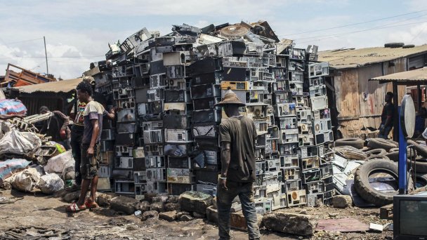 Крупнейшая в Африке свалка электронного металлолома в Гане. (Фото Christian Thompson / Anadolu Agency / Getty Images)