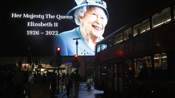 Изображение Елизаветы II на рекламных экранах на площади Пикадилли в Лондоне. 8 сентября 2022 года. (Фото Tristan Fewings / Getty Images)