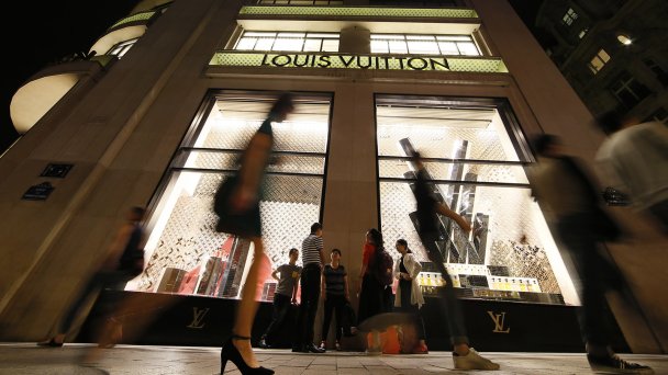 Магазин Louis Vuitton в Париже (Фото Gonzalo Fuentes / Reuters)