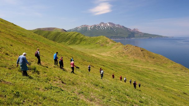  Туристы во время восхождения на вершину вулкана Курильского архипелага (Фото Юрия Смитюка / ТАСС)