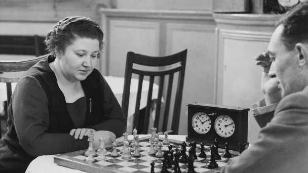 Вера Менчик участвует в Пасхальном шахматном конгрессе в Маргейте, Кент, Великобритания, 24 апреля 1935 года (Фото Harry Todd / Hulton Archive / Getty Images)