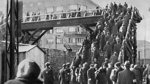 Мост в Варшавском гетто, 1942 год. (Фото Universal History Archive / Universal Images Group via Getty Images)