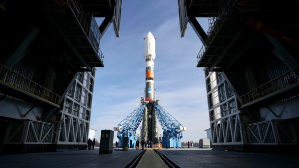 Вывоз ракеты-носителя «Союз-2.1б» с первым спутником федеральной программы «Сфера» в Амурской области (Фото пресс-службы ГК "Роскосмос" / ТАСС)