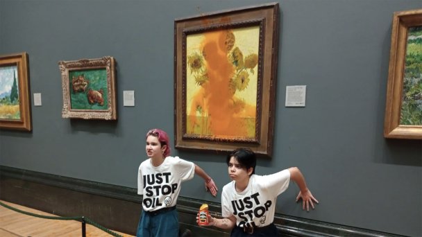 Активисты Just Stop Oil вылили суп на картину Винсента Ван Гога «Подсолнухи». (Фото JustStop_Oil / Twitter)