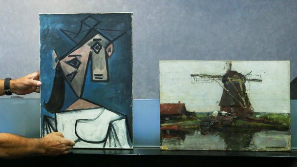 Картины «Голова женщины» Пабло Пикассо и «Мельница» Пита Мондриана (Фото Costas Baltas / Reuters)